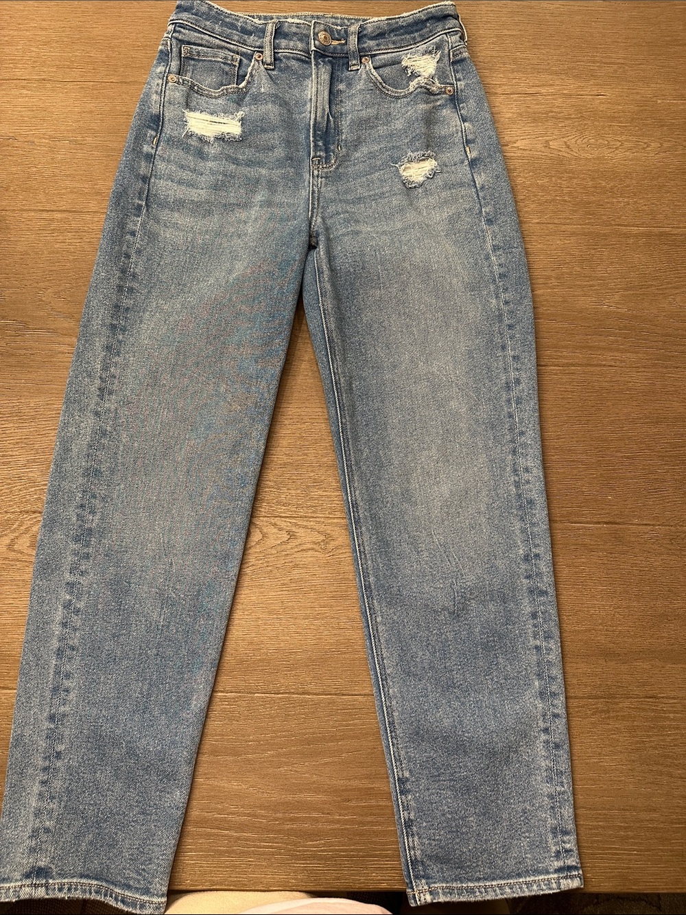 American Eagle Mom Straight Jeans Women’s size 2~Ripped, Distressed.